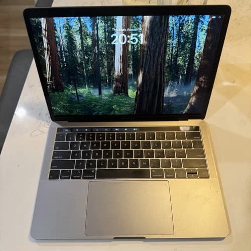 MacBook Pro 13.3" i7 (2018) – 16GB RAM, 512GB SSD.